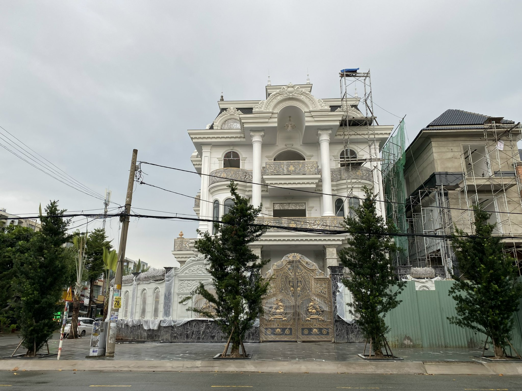 Biệt thự góc (20mx20m) DTXD: 1200m2